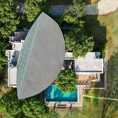 The Leaf By Stayvista - An Enchanting Escape Offering A Pool, Terrace, Lush Lawn, Contemporary Interiors, And Indoor Games Алибаг Екстериор снимка