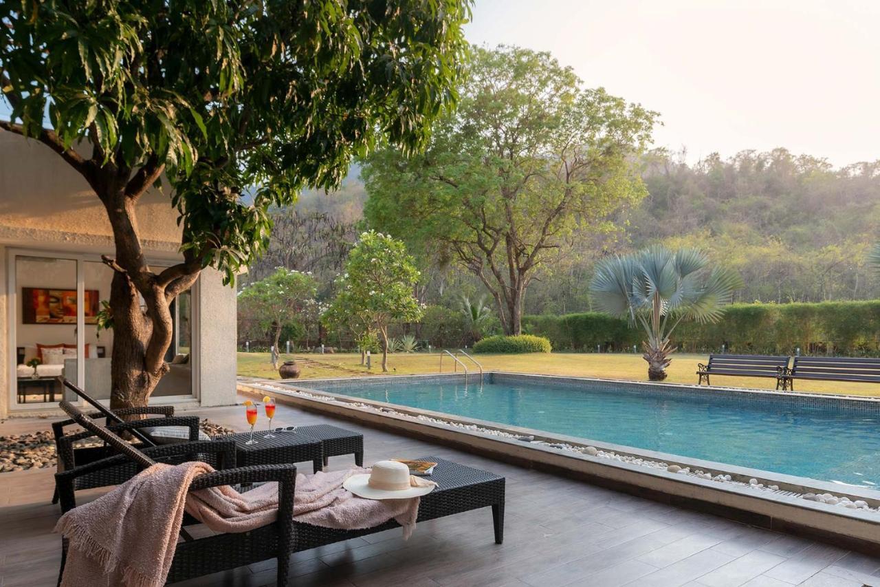 The Leaf By Stayvista - An Enchanting Escape Offering A Pool, Terrace, Lush Lawn, Contemporary Interiors, And Indoor Games Алибаг Екстериор снимка